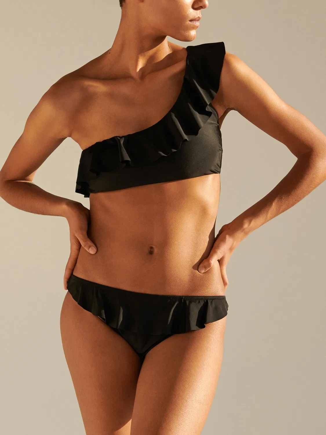 高品質のカスタムメイドナイロンスパンデックスワンショルダー女性水泳ビキニボトムスブラック